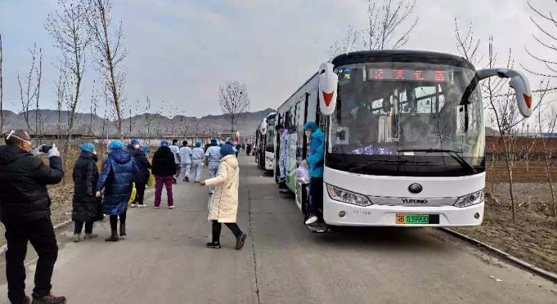 迁安运送医护人员.jpg